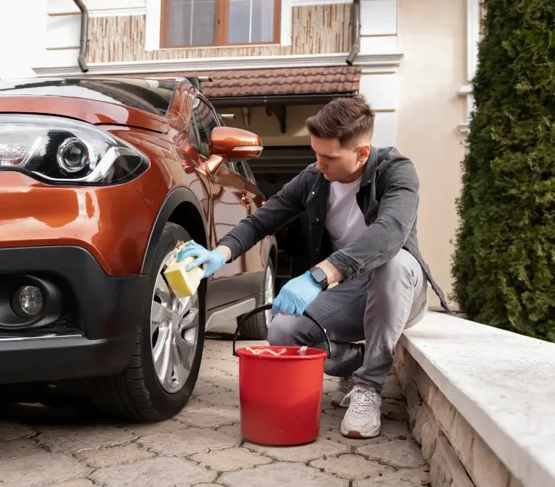 Lavage auto à domicile Chèvremont : professionnel intervenant sur un véhicule
